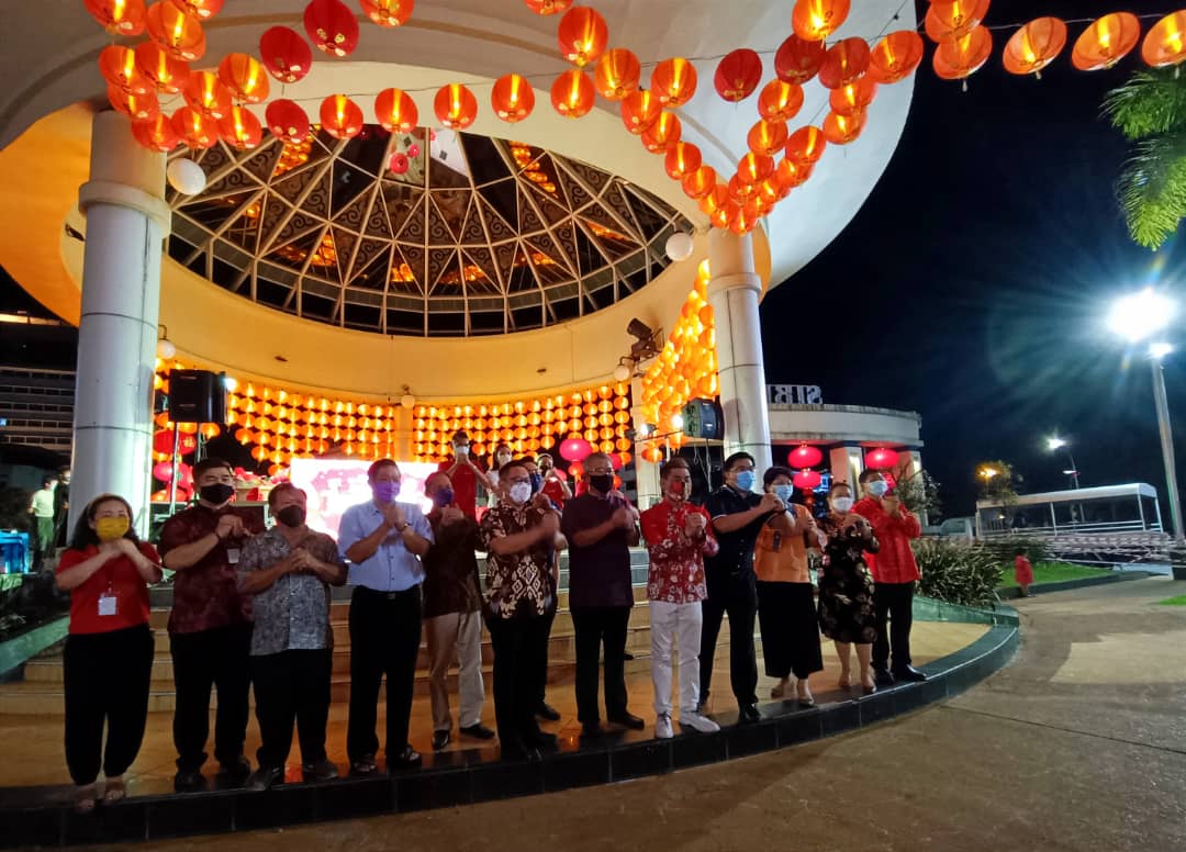 (From sixth left) Tiang, Ting, Hii (fourth right) and others gesture when closing the 2022 Sibu Gateway Chinese New Year Market here tonight. – Photo by Peter Boon