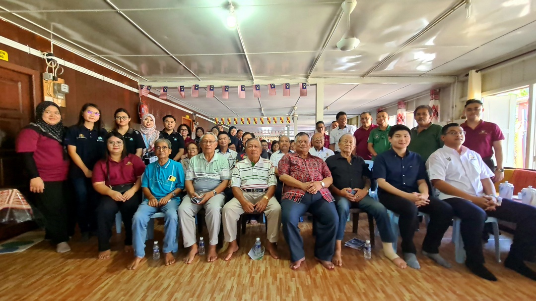 Sheryl (second left) and Maling (fourth right) take a group photo with programme participants.