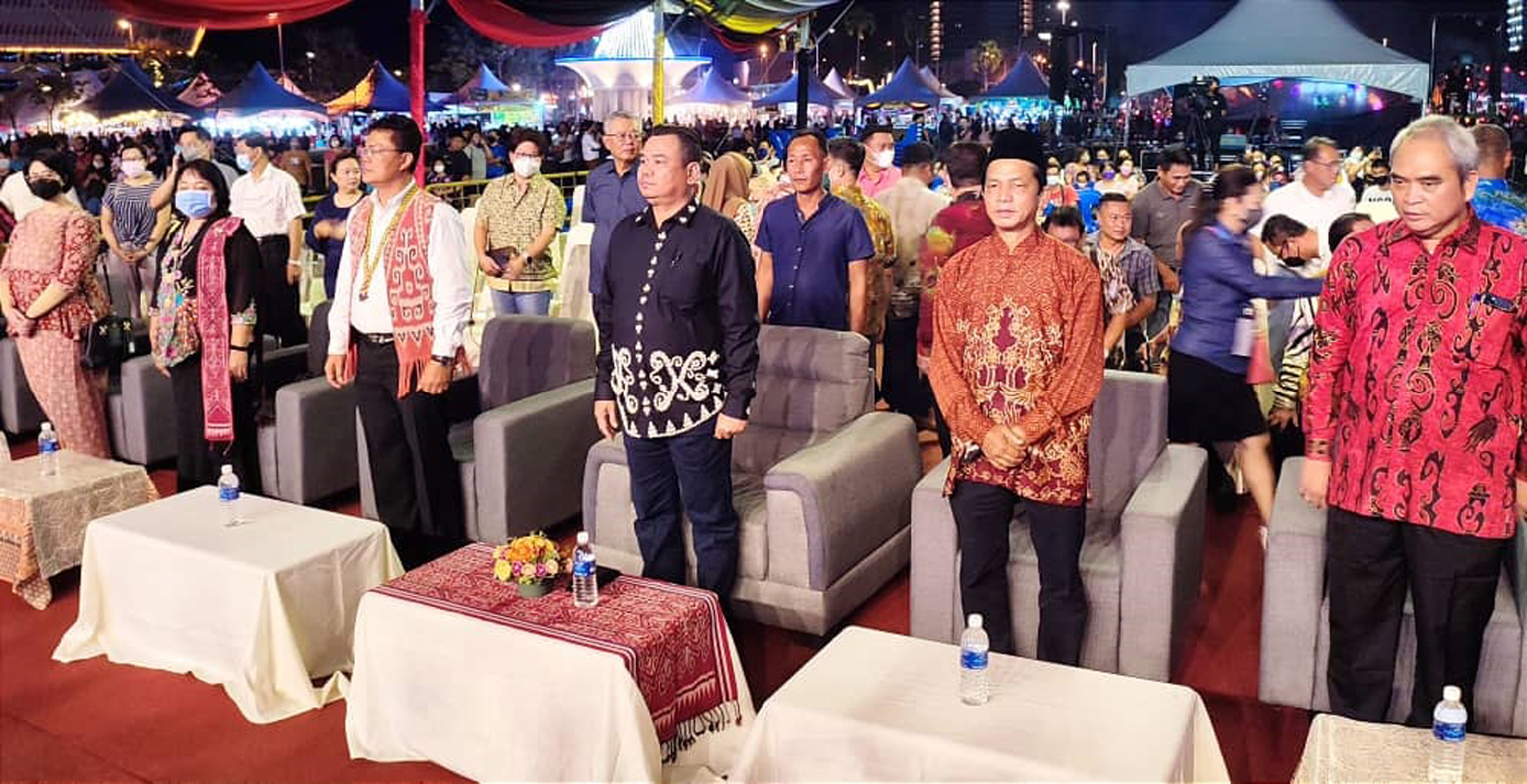 Gira (front fourth left) is flanked by Sibu Municipal Council deputy chairman Bujang Abdul Majid (right) and BDCF organising committee chairman councillor Augustine Merikan.