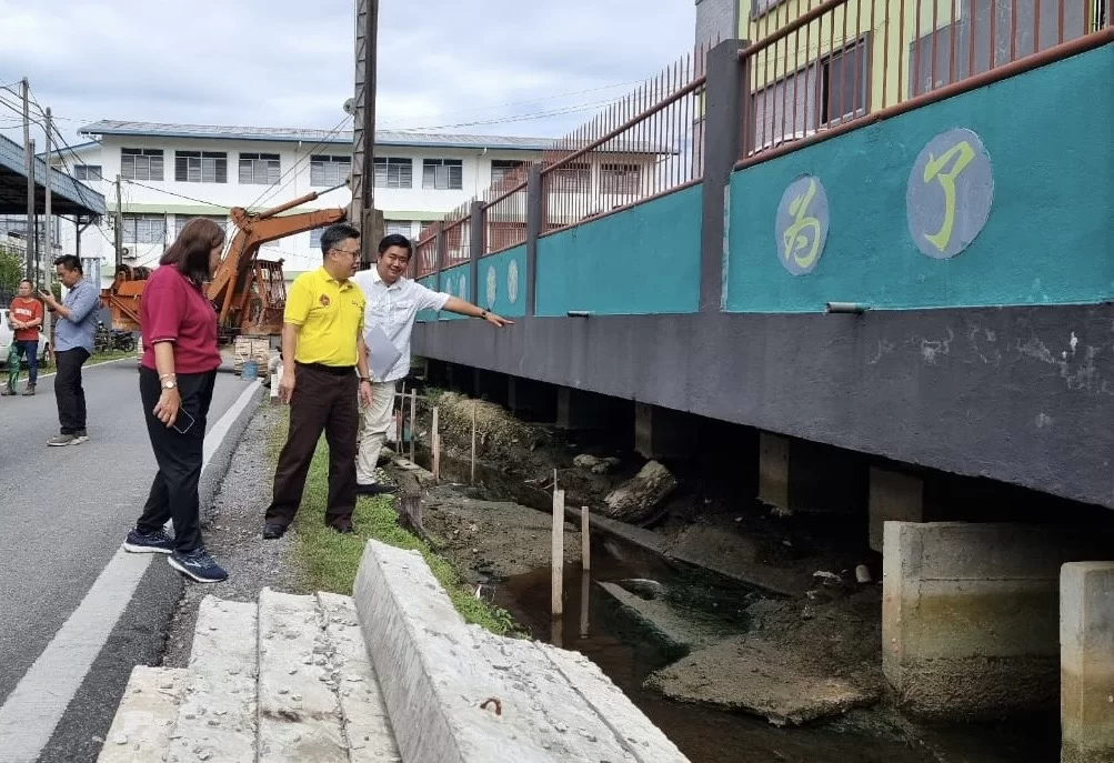 Chieng (second right) during the site inspection.