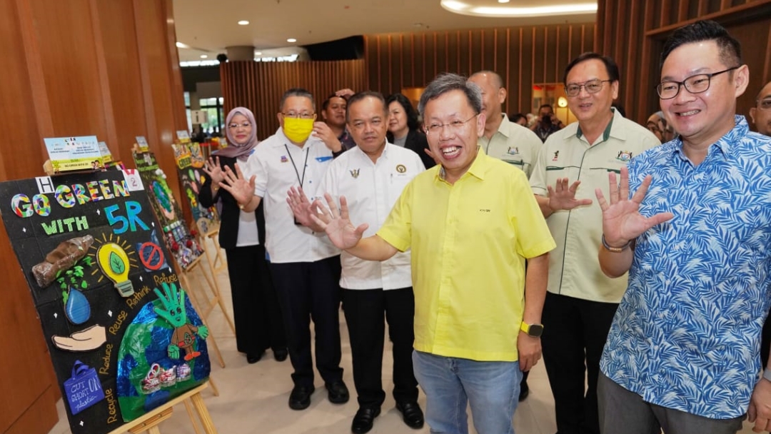 Dr Sim (second right) and others gesture at one of the displays at the School Recycling Campaign 2022, Kuching and Samarahan zone, by SMK Bandar Kuching No.1.