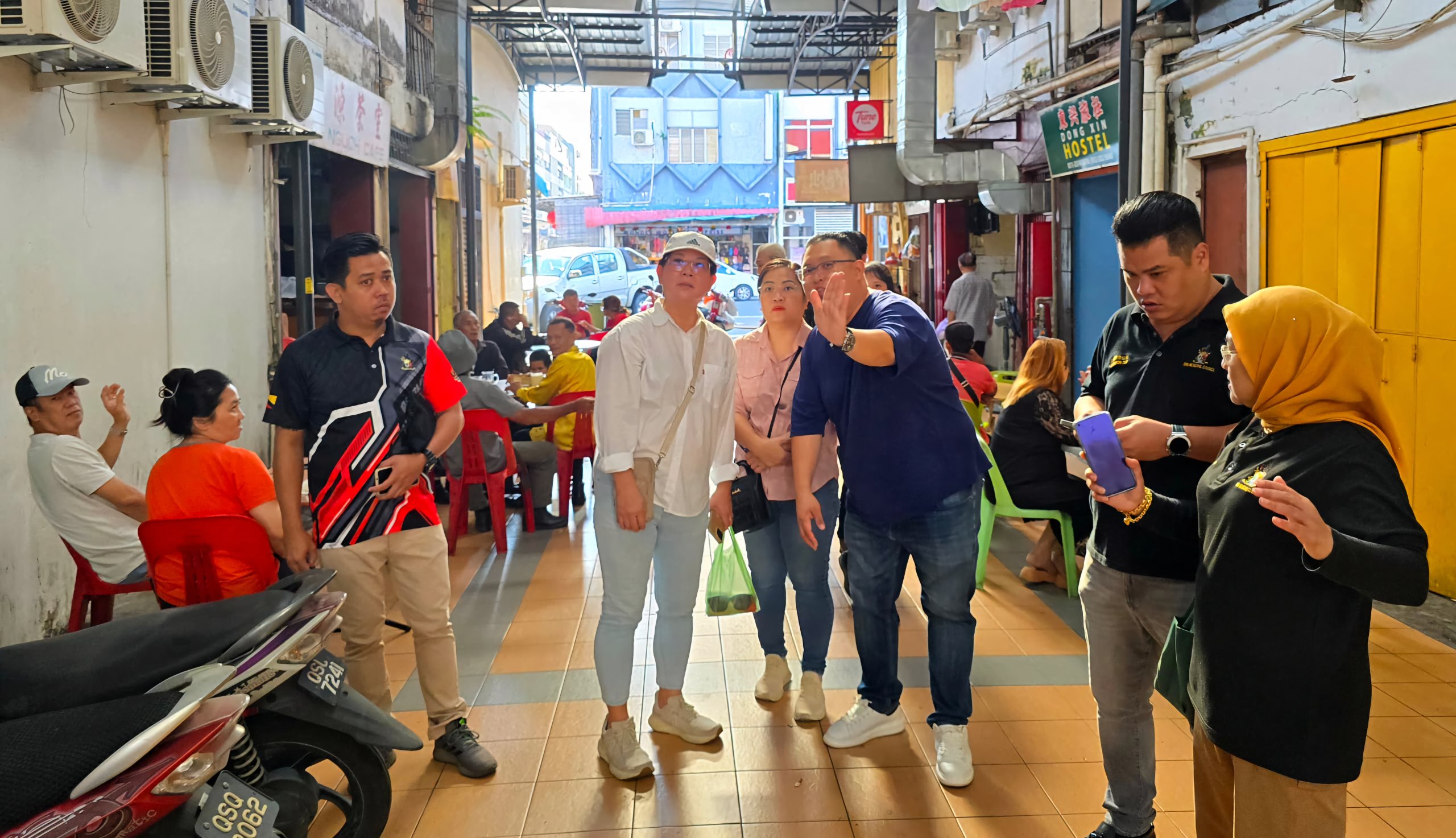 Councillor Yiing Sy Huat (fourth left) stresses a point to Ting (second left). – Photo by Peter Boon