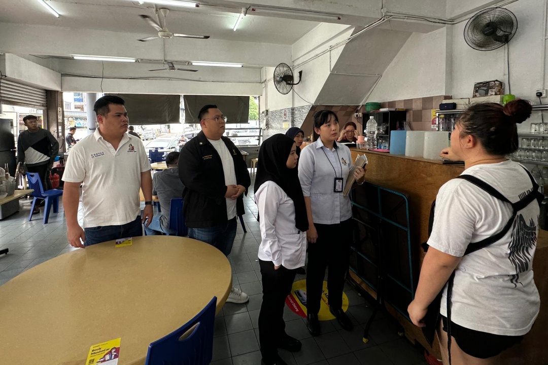Yiing (second left) seen with SMC officers during an inspection at one of the food premises.