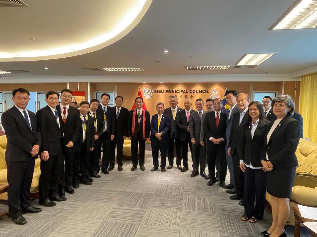 Dr Sim, flanked by Lin (eighth left) and Ting, joins the Chinese delegates and other officials in a group photo taken at the SMC chairman’s office. Also seen are Tiong, Lau and Tiang (third, fourth and seventh right, respectively).