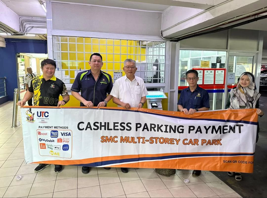 Ting (centre) in a group photo with the SMC councillors and staff after launching the new cashless parking system.