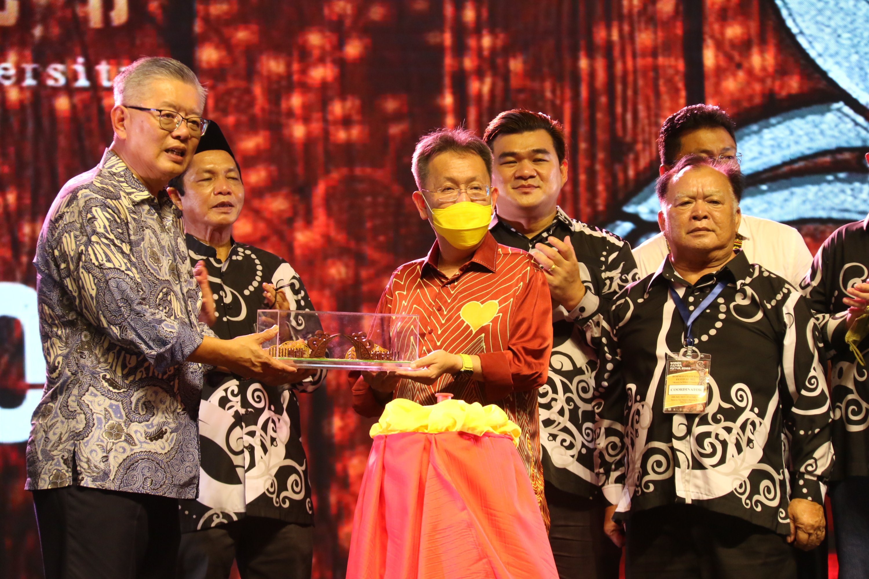 Ting (left) presents a souvenir to Dr Sim. Bujang is at second left.