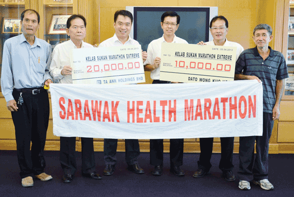 FOR THE EVENT: Representative from Ta Ann Holdings Bhd, Shannon Yii (third left) and representative from Dato Wong Kuok Hea (fourth left) presenting the sponsorship to Tang Kah Seng (second left) while his deputy, Joseph Tang (second right) with others looked on.