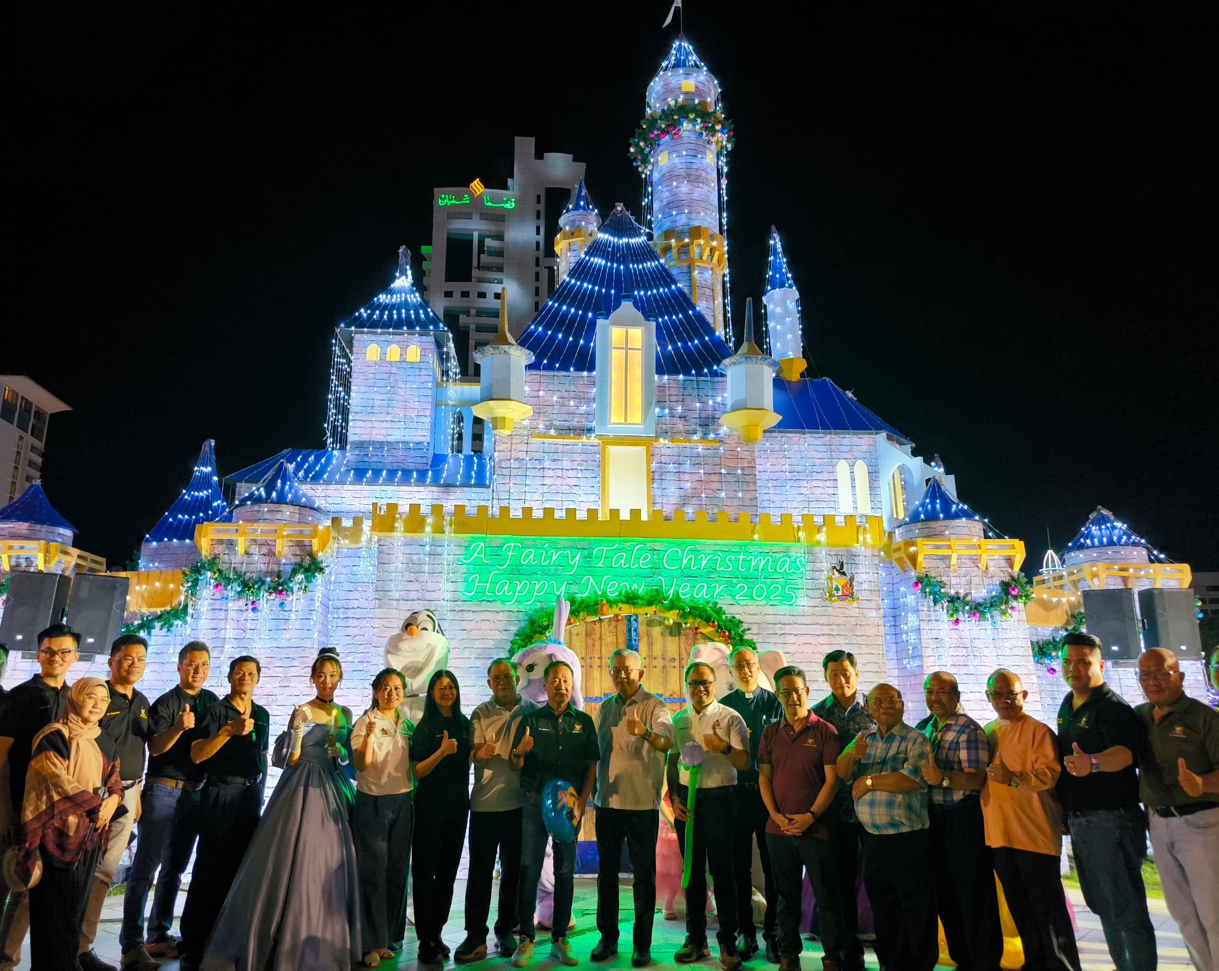 Ting (10th right), joined by Wee (on his right), Izkandar (on his left), (from seventh right) Yong, Lau and others pose for a photo session. – Photo by Peter Boon