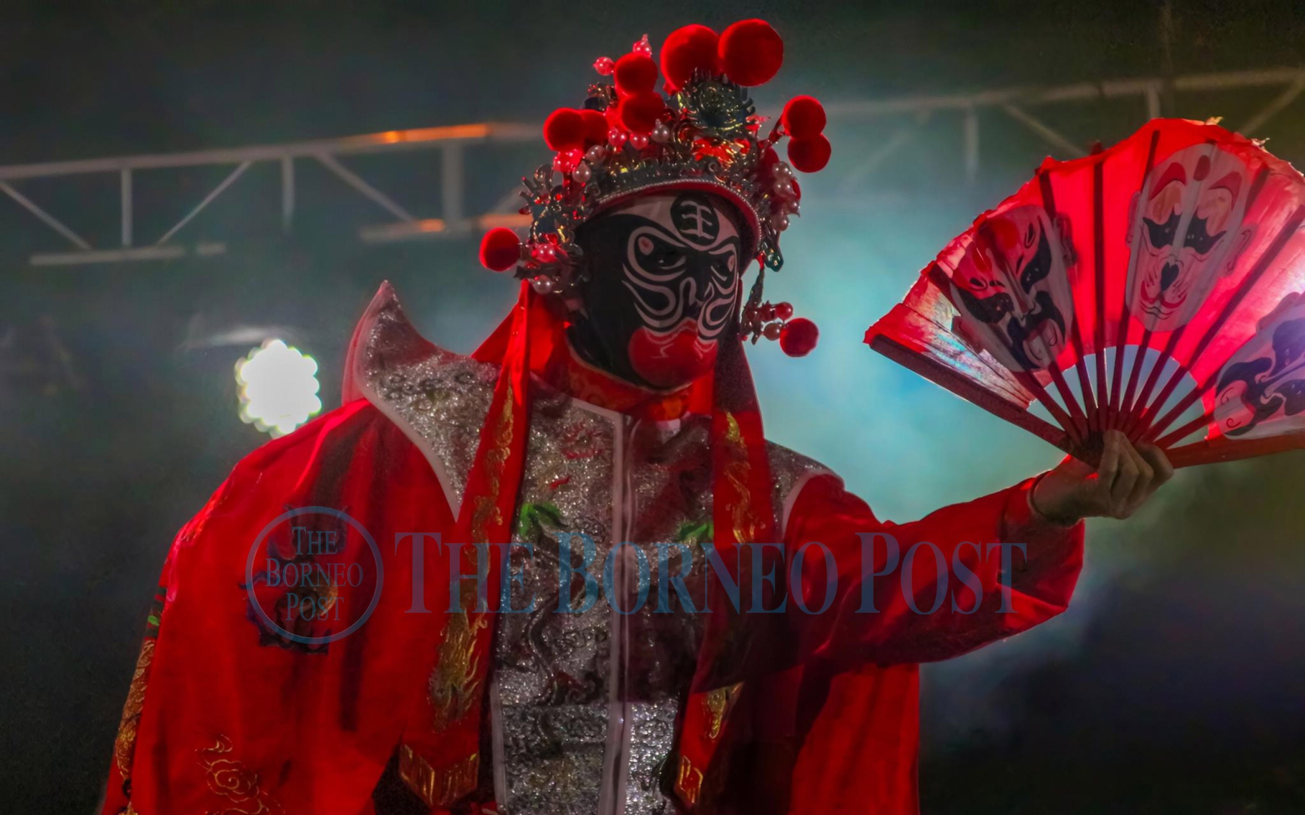 Wong performs a face-changing routine. – Photo Maxwell Atan