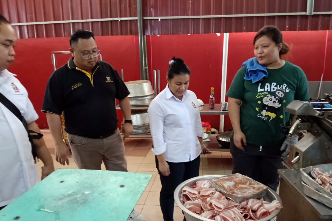 Yiing (second left) during the inspection on Tuesday.