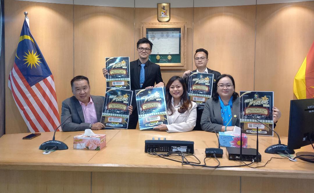 Wee (left) and other councillors show the banner of the Christmas carnival.