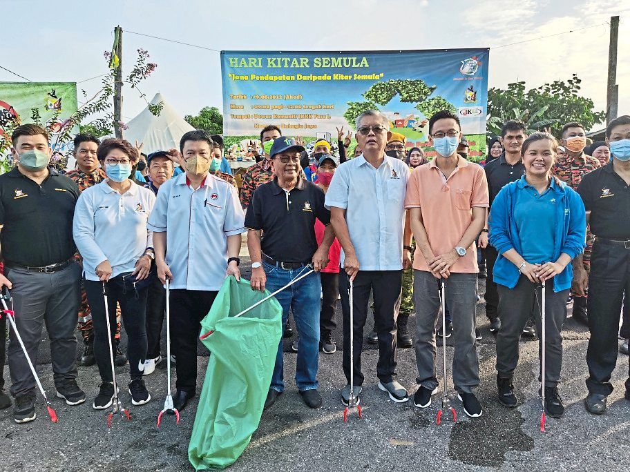 Ting (fourth from right) with volunteers during the clean-up at Kampung Bahagia Jaya, Sibu.