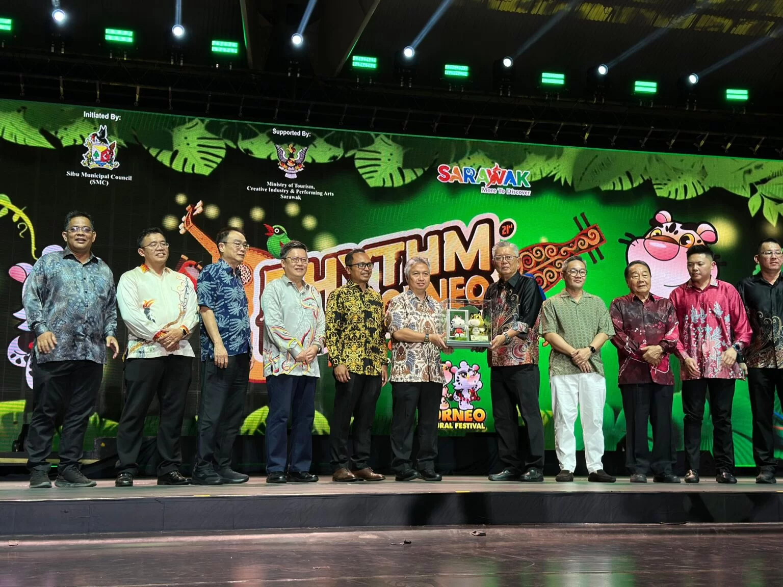 Snowdan (sixth left) receives a souvenir from Clarence Ting.