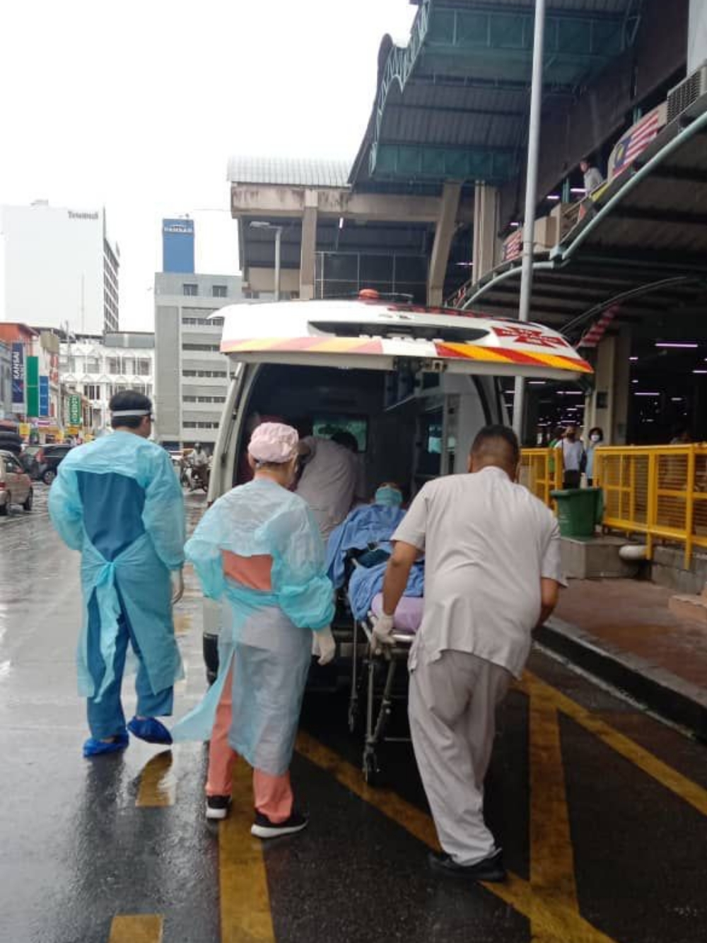 An elderly hawker receiving medical attention after she was said to have been pushed by another female trader. – Photo via WhatsApp/Albert Tiang