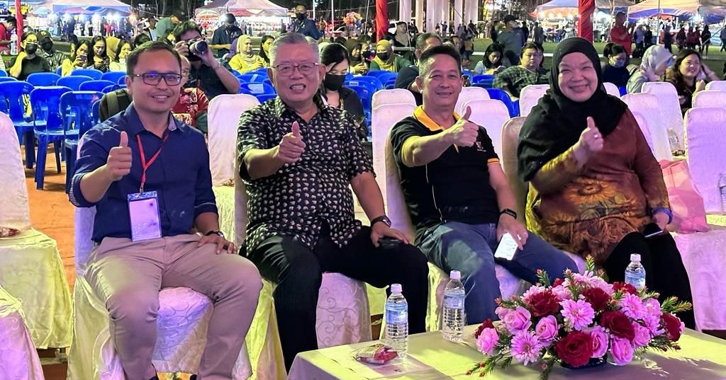 Mohammed Abdullah Izkandar (left), Ting (second left) and others giving their thumbs-up during a photo call at the event.