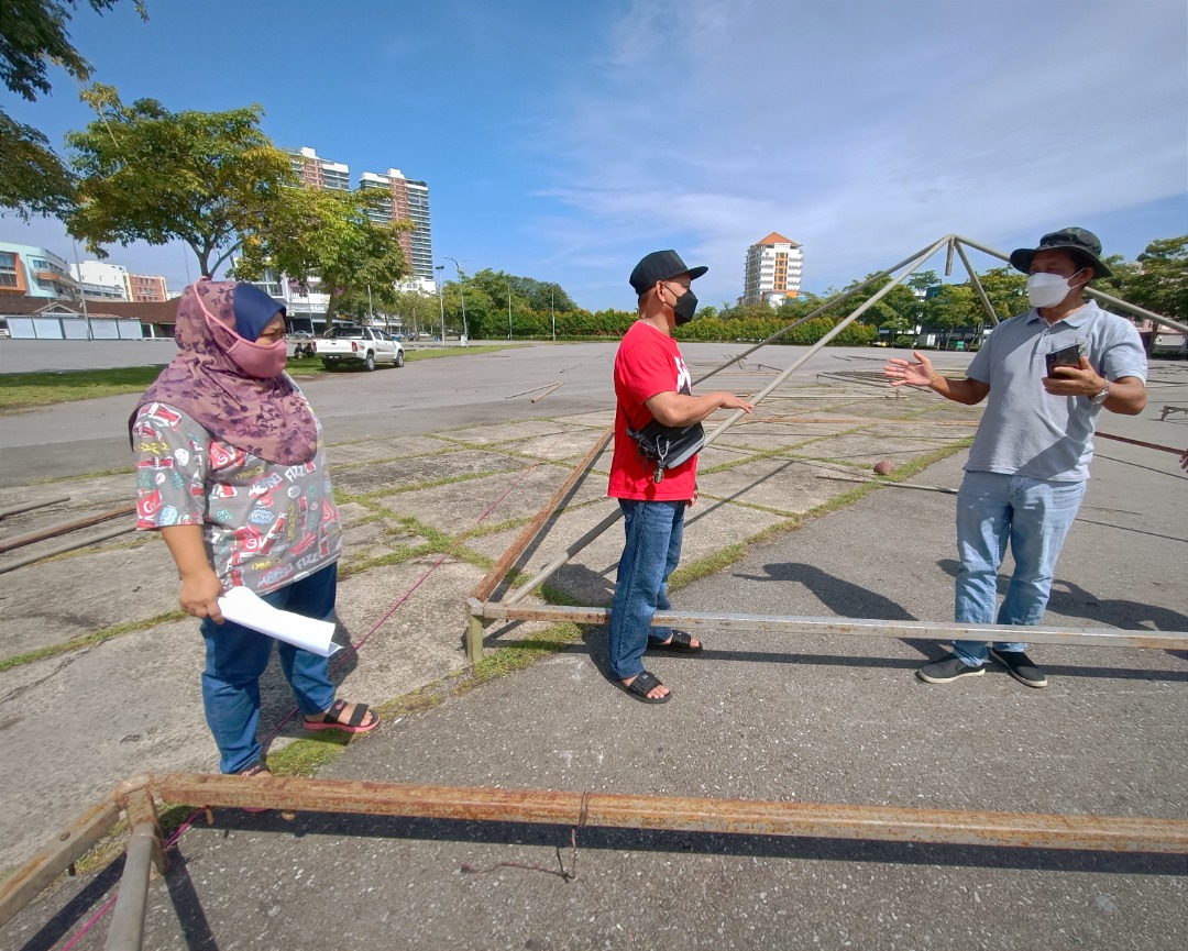 Workers prepare the compound at Dataran Tun Tuanku Bujang Phase 2, meant to house this year’s Ramadan bazaar in Sibu town centre. — Photo by Peter Boon