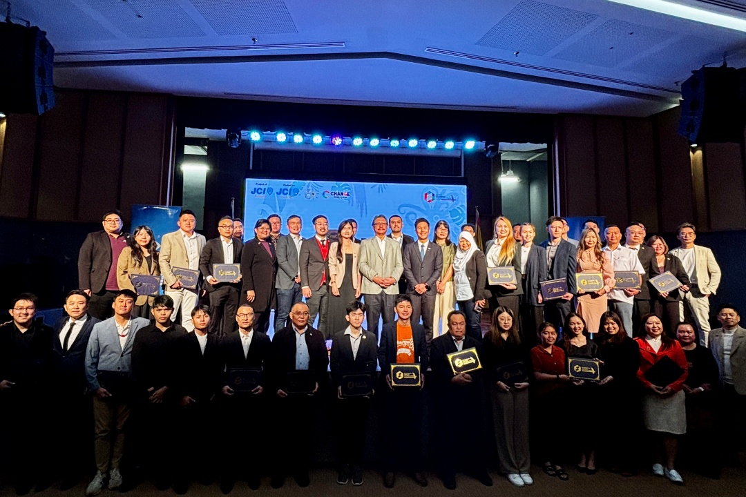 Dr Hazland (second row, ninth from left) takes a group photo with the Top 30 finalists, judges, and JCI committee members. — Photo by Kentigern Minggu