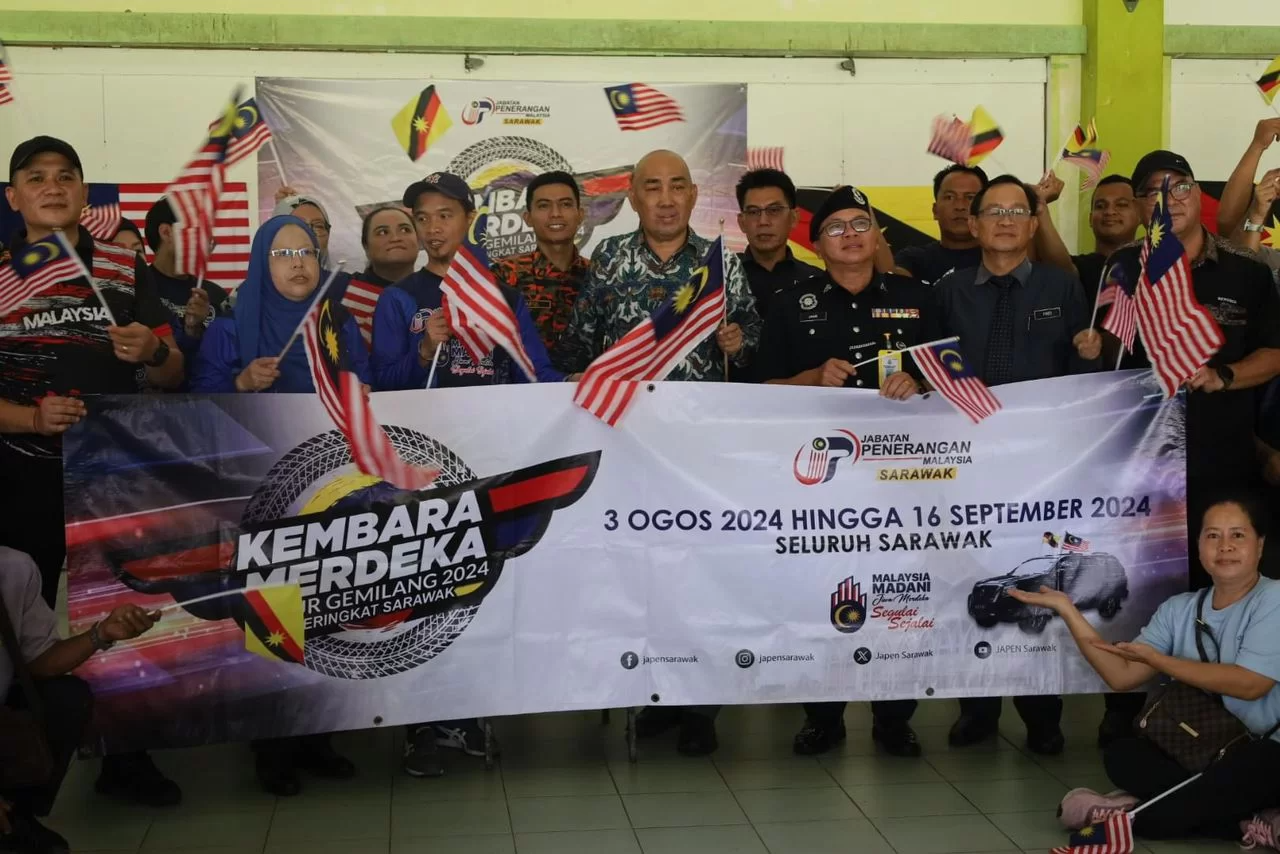 Edwin (center) in a group photo with the convoy participants. (Photo credit: UKAS)