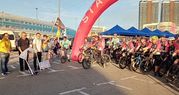 (From second left) Ting, Wong and others flag off the Sarawak Day Cycling 2022.