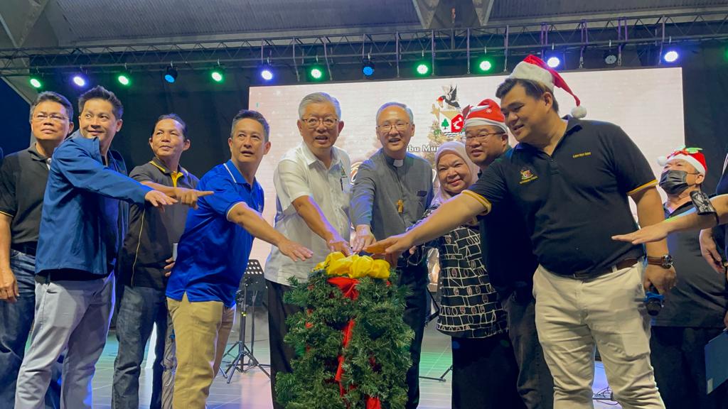 Ting (fifth left) and SMC councillors turning on the switch to light up the Christmas trees.