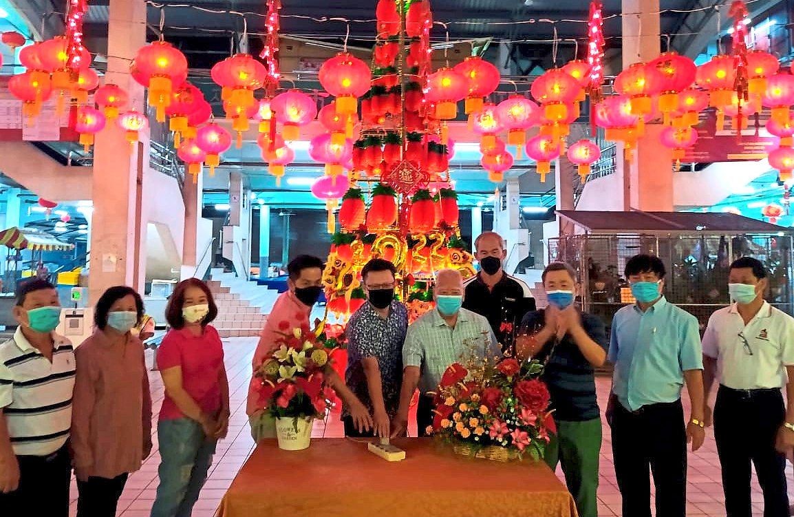 (From fourth left) Tiang, Chieng and Tan turning on a switch to light up the lanterns at Sibu Central Market.