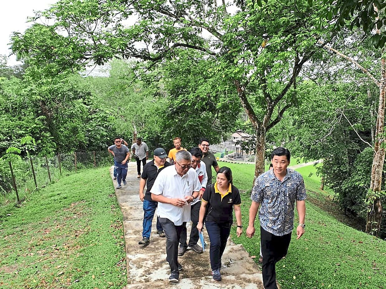 Ting (white shirt) and councillors checking the condition of Bukit Aup Jubli Park.