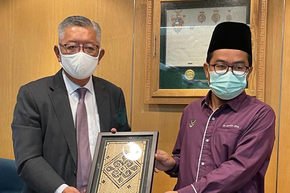 Ting (left) presents a memento to Dr Juanda.