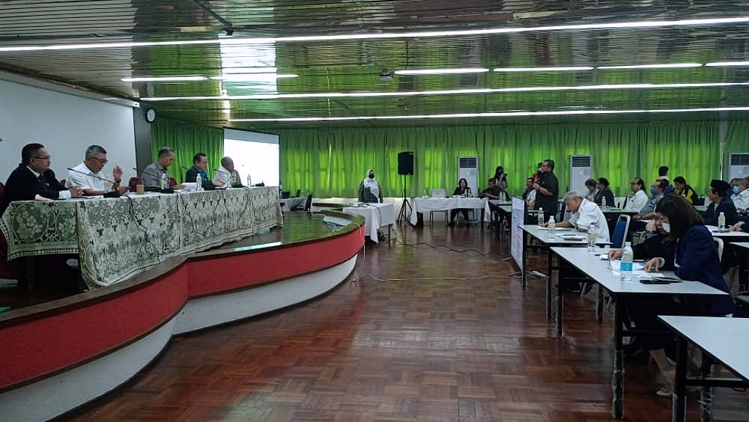 Penguang (third left) chairs the dialogue with members of the various district councils.