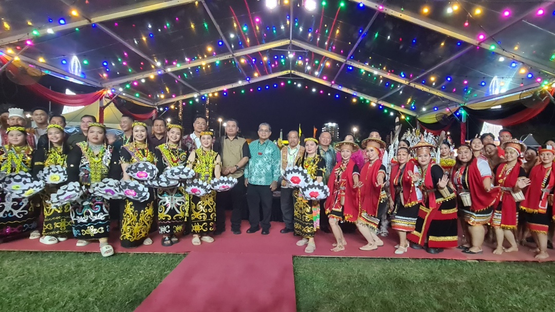 Aaron (centre) in a group photo with the various ethnic group performers during the event.