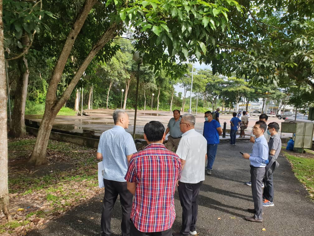 Ting (third left) and others during the visit to Permai Lake Garden. – Photo via Facebook/Clarence Ting