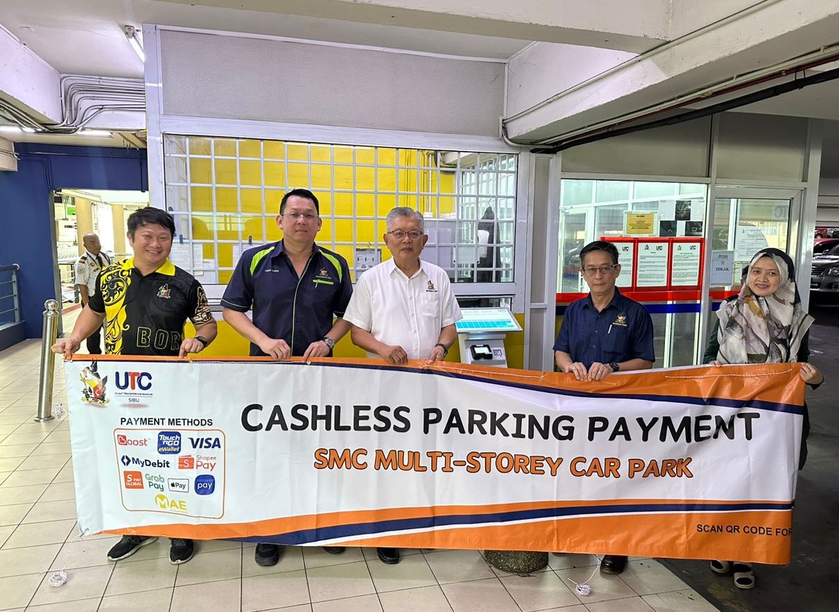 Ting (centre) promotes cashless payments at the multistorey car park. At second right is SMC secretary Yong Ing Chu. – Photo from Facebook/Clarence Ting